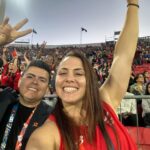 Natalia Ducó Instagram – GRACIAS @santiago2023oficial por tanto! 

Gracias Chile por vivir la pasión por el deporte! 

Gracias mamás por el apoyo, la empatía y la comprensión. Somos todas y estamos juntas en la crianza de nuestros niños!

Viví estos juegos con muchos roles. Cómo parte del @teamchile_coch pero también como comentarista deportiva de @canal13cl en @deportes13cl ! Mucho aprendizaje, tremendo equipo y mucho apoyo! Feliz de poder aportar un granito de arena al deporte de muchas veredas! 

Y a mis compañeros, 79 medallas de orgullo 🥇🥈🥉 pero son más de 600 historias de superación y entrega de una vida por es deporte. A todos, felicitaciones!

Foto 1 @jaimesalazarfotos 🫰🏼❤️