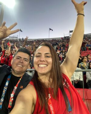 Natalia Ducó Instagram - GRACIAS @santiago2023oficial por tanto! 

Gracias Chile por vivir la pasión por el deporte! 

Gracias mamás por el apoyo, la empatía y la comprensión. Somos todas y estamos juntas en la crianza de nuestros niños!

Viví estos juegos con muchos roles. Cómo parte del @teamchile_coch pero también como comentarista deportiva de @canal13cl en @deportes13cl ! Mucho aprendizaje, tremendo equipo y mucho apoyo! Feliz de poder aportar un granito de arena al deporte de muchas veredas! 

Y a mis compañeros, 79 medallas de orgullo 🥇🥈🥉 pero son más de 600 historias de superación y entrega de una vida por es deporte. A todos, felicitaciones!

Foto 1 @jaimesalazarfotos 🫰🏼❤️