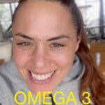Natalia Ducó Instagram - OMEGA 3 🍣🥑🐟 En este nuevo cambio de estilo de vida, donde estoy segura que hay una mejor manera de vivir. Con más energía, menos dolores, más equilibrio y binestar. Comencé a consumir OMEGA UP de @newscience_cl , me hice una evaluación de la relación de mis ácidos grasos y un estudio en base a la medicina de privación para saber exactamente mi dosis. Estoy feliz con los resultados! ✔️El Omega 3 es un ácido graso poliinsaturado que se encuentra en alimentos como pescados grasos, ciertos mariscos, algas, nueces y semillas como la linaza. Existen diferentes tipos de Omega-3: EPA, DPA, DHA y ALA. ➡️ El cuerpo no puede producirlo por sí mismo por eso necesitamos consumirlo en alimentos o suplementos. ⚡️ Se ha reducido el consumo de estos ácidos grasos esenciales, lo que ha llevado a una deficiencia generalizada. Esta carencia puede tener repercusiones en nuestra salud mental y física, pudiendo desencadenar diversos trastornos. 🚀 🧠OPTIMIZA EL RENDIMIENTO DE TU CEREBRO 60% de la materia grasa en el cerebro está compuesta por DHA. Es esencial para la formación de las membranas celulares en el cerebro y la comunicación entre las células nerviosas. 🫀❤️ DISMINUYE EL RIESGO DE ENFERMEDADES CARDIOVASCULARES ➡️Triglicéridos: Los Omega-3 pueden causar una mayor reducción en los triglicéridos, usualmente en el rango del 15% al 30% . ➡️Presión Sanguínea: Pueden disminuir la presión sanguínea en personas con hipertensión. ➡️Colesterol HDL: Pueden aumentar los niveles del colesterol HDL (Buen Colesterol). ➡️ Coágulos Sanguíneos: Puede mantener las plaquetas sanguíneas de amontonarse unas con otras. Esto ayuda a prevenir la formación de peligrosos coágulos sanguíneos. ➡️ Placa: Al mantener las arterias limpias y libres de daño. 🙏🏼💆🏽‍♀️🫶🏼DISMINUYE Y/O PREVIENE LOS SÍNTOMAS DEPRESIVOS Y/O ANSIOSOS Ayuda a mejorar la atención y la habilidad para completar tareas. También pueden ayudar a reducir la hiperactividad, impulsividad, inquietud y agresividad. 💪🏼♾️AYUDA A DISMINUIR LOS ESTADOS INFLAMATORIOS DEL CUERPO Pueden reducir la producción de moléculas y sustancias ligadas a la inflamación, como los ecoisanoides y citocinas inflamatorias. #Omega3 #NewScience