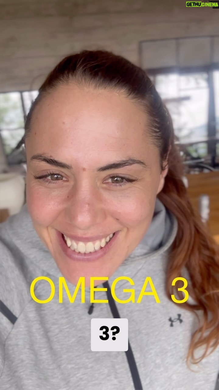 Natalia Ducó Instagram - OMEGA 3 🍣🥑🐟 En este nuevo cambio de estilo de vida, donde estoy segura que hay una mejor manera de vivir. Con más energía, menos dolores, más equilibrio y binestar. Comencé a consumir OMEGA UP de @newscience_cl , me hice una evaluación de la relación de mis ácidos grasos y un estudio en base a la medicina de privación para saber exactamente mi dosis. Estoy feliz con los resultados! ✔️El Omega 3 es un ácido graso poliinsaturado que se encuentra en alimentos como pescados grasos, ciertos mariscos, algas, nueces y semillas como la linaza. Existen diferentes tipos de Omega-3: EPA, DPA, DHA y ALA. ➡️ El cuerpo no puede producirlo por sí mismo por eso necesitamos consumirlo en alimentos o suplementos. ⚡️ Se ha reducido el consumo de estos ácidos grasos esenciales, lo que ha llevado a una deficiencia generalizada. Esta carencia puede tener repercusiones en nuestra salud mental y física, pudiendo desencadenar diversos trastornos. 🚀 🧠OPTIMIZA EL RENDIMIENTO DE TU CEREBRO 60% de la materia grasa en el cerebro está compuesta por DHA. Es esencial para la formación de las membranas celulares en el cerebro y la comunicación entre las células nerviosas. 🫀❤️ DISMINUYE EL RIESGO DE ENFERMEDADES CARDIOVASCULARES ➡️Triglicéridos: Los Omega-3 pueden causar una mayor reducción en los triglicéridos, usualmente en el rango del 15% al 30% . ➡️Presión Sanguínea: Pueden disminuir la presión sanguínea en personas con hipertensión. ➡️Colesterol HDL: Pueden aumentar los niveles del colesterol HDL (Buen Colesterol). ➡️ Coágulos Sanguíneos: Puede mantener las plaquetas sanguíneas de amontonarse unas con otras. Esto ayuda a prevenir la formación de peligrosos coágulos sanguíneos. ➡️ Placa: Al mantener las arterias limpias y libres de daño. 🙏🏼💆🏽♀️🫶🏼DISMINUYE Y/O PREVIENE LOS SÍNTOMAS DEPRESIVOS Y/O ANSIOSOS Ayuda a mejorar la atención y la habilidad para completar tareas. También pueden ayudar a reducir la hiperactividad, impulsividad, inquietud y agresividad. 💪🏼♾️AYUDA A DISMINUIR LOS ESTADOS INFLAMATORIOS DEL CUERPO Pueden reducir la producción de moléculas y sustancias ligadas a la inflamación, como los ecoisanoides y citocinas inflamatorias. #Omega3 #NewScience