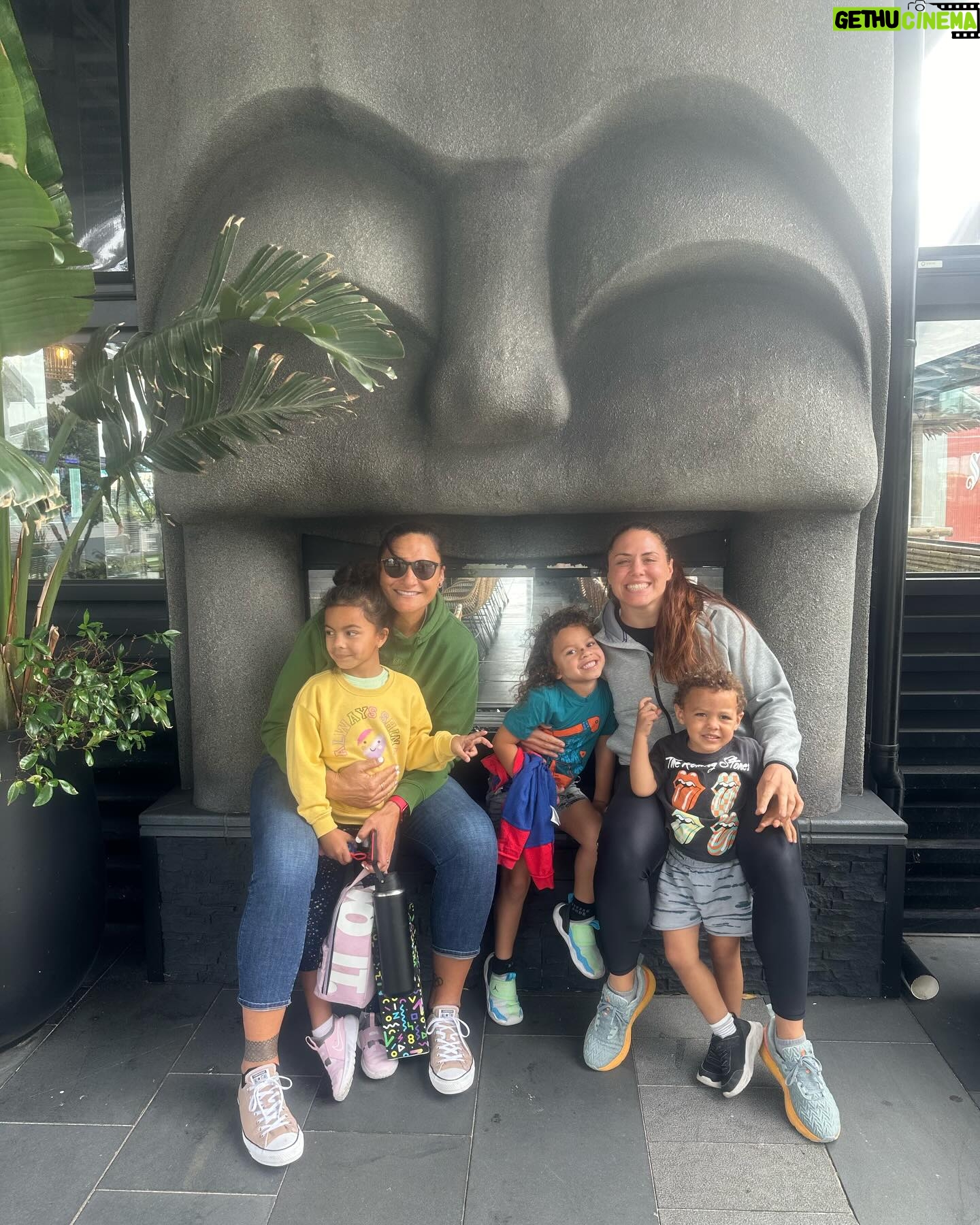 Natalia Ducó Instagram - Conmemoración del día internacional de la mujer con una de las mujeres que más admiro. #InternationalWomanDay 💜 DAME VALERIE ADAMS @valerieadams84 Mamá de 2 hermosos niños de 5 y 6 años! Volvió a competir después de ambos embarazos. Líder y activista en diferentes causas. 2x Campeona Olímpica 🥇🥇 1x Subcampeona Olímpica 🥈 4x Campeona Mundial 🥇🥇🥇🥇 4x Campeona Mundial Indoor 🥇🥇🥇🥇 3x Campeona Juegos de la Commonwealth 🥇🥇🥇🥇 2x Campeona Copa Continental de la IAAF 🥇🥇 Thanks @valerieadams84 for such a nice, powerful and inspirational conversation. Inspiración, ejemplo, mamá, líder, entrenadora, mujer, poderosa, potente, fuerte, resiliente. Mucho que aprender de ella. Pronto en Chile 🇨🇱