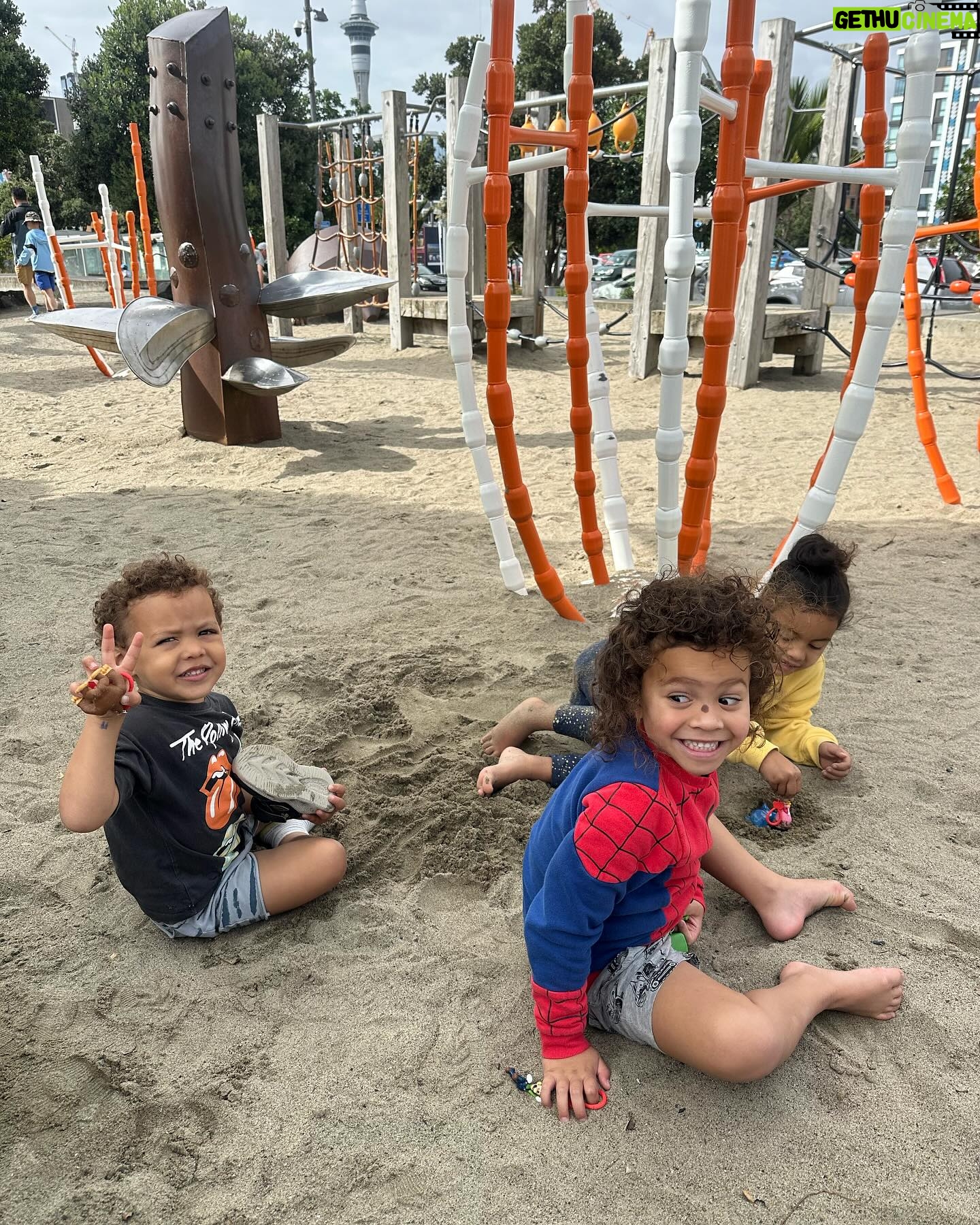 Natalia Ducó Instagram - Conmemoración del día internacional de la mujer con una de las mujeres que más admiro. #InternationalWomanDay 💜 DAME VALERIE ADAMS @valerieadams84 Mamá de 2 hermosos niños de 5 y 6 años! Volvió a competir después de ambos embarazos. Líder y activista en diferentes causas. 2x Campeona Olímpica 🥇🥇 1x Subcampeona Olímpica 🥈 4x Campeona Mundial 🥇🥇🥇🥇 4x Campeona Mundial Indoor 🥇🥇🥇🥇 3x Campeona Juegos de la Commonwealth 🥇🥇🥇🥇 2x Campeona Copa Continental de la IAAF 🥇🥇 Thanks @valerieadams84 for such a nice, powerful and inspirational conversation. Inspiración, ejemplo, mamá, líder, entrenadora, mujer, poderosa, potente, fuerte, resiliente. Mucho que aprender de ella. Pronto en Chile 🇨🇱