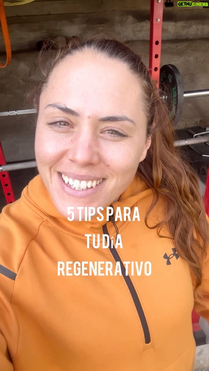 Natalia Ducó Instagram - 5️⃣ TIPS para tu día REGENERATIVO ♾️🚀🫶🏼 junto a @larocheposay Hay días de descanso, generalmente son los domingo, y días regenerativos. Esos días hay entrenamientos y actividades dirigidas a regenerar y recuperar desde la actividad. Versus los de descanso, que busca recuperar desde el descanso, la NO actividad. Lo que primero hay que saber es que AMBOS son necesarios. Acá te doy 5️⃣ opciones de acciones que puedes incluir en tu día regenerativo 👇🏼👇🏼👇🏼 1️⃣ CARDIO ZONA 2 2️⃣ VIBRACIÓN 📳 3️⃣ HIDROMASAJE 🚿 4️⃣ VAPOR 💨 5️⃣ REGENERAR TU PIEL 💙 con Lipikar BAUME AP M Qué es? Es un Bálsamo hidratante anti-rascado y anti-recaída para pieles con dermatitis atópica, eczema y propensa a alergias con sequedad extrema. BENEFICIOS COMPROBADOS✔️ ⚡️CALMA Alivia inmediatamente la piel y reduce la comezón ⚡️REBALANCEA Eficacia anti-rascado, anti-recaída y rebalancea el microbioma de la piel. Porque tiene AQUA POSAE FILIFORMIS: Exclusivo complejo activo para reequilibrar el microbioma de la piel: el ecosistema vivo e invisible de la piel 🫶🏼💙 ⚡️APTO TODOS Incluso para pacientes bajo tratamiento oncológico #LRPPartners #LaRochePosay #Publicidad Si quieres más información sobre alguno de los tips o consejos, no dudes en preguntar en los comentarios. Comparte con tu amig@ y etiquetal@ para que se entere de estos TIPS! Los leo 🫶🏼👇🏼💙