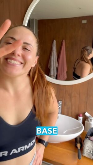 Natalia Ducó Instagram - 🦶🏼 TRES FORMAS DE CUIDAR NUESTROS PIES 🦶🏼junto a @larocheposay 💙 

1️⃣ Hidratar tus pies con CICAPLAST BAUME B5  de La Roche Posay. 
Es un bálsamo calmante ultrarreparador para pieles irritadas o fragilizadas con 21 USOS! 😱👏🏻
✔️ Acelera la reparación desde el primer uso 
✔️Potenciado por Vitamina B5 M [Vitamina B5]   [Tribioma].
✔️Calma las zonas irritadas: [Madecassoside].
✔️Eficacia visible anti-marcas.
✔️Contiene TRIBIOMA: Un complejo prebiótico único, a base de azúcares, extractos vegetales y fermentos, reequilibra el microbioma para mejorar la calidad de la reparación.

Te deja la piel de tu piel tan pero tan suave e hidratada que lo agregarás como un MUST en tu rutina de cuidado. Recuerda que la piel es el órgano más grande que tenemos y que el SKIN CARE no es solo el rostro. No nos olvidemos de nuestros 🦶🏼🫶🏼!

2️⃣ Utilizar separadores de dedos de silicona
Se trata de un inserto de silicona que se pone entre los dedos de los pies, con el objetivo de aumentar la separación actual entre cada dedo del pie. 
✔️Conseguirás que tu pie recupere su capacidad de activación y funcionalidad
✔️Estimulando así las terminaciones nerviosas y desarrollar la musculatura del pie.
✔️ Mejorará tu estabilidad y también la movilidad de tu tobillo, tu equilibrio y tu postura.

3️⃣ AUTO MASAJE en la planta del pie con pelota 🎾🦶🏼
Nuestros pies son una parte increíblemente compleja del cuerpo humano. 🧬🧠♾️⚡️
La planta del pie puede llegar a tener más de 200.000 terminaciones nerviosas. Por eso, realizar estos masajes te ayudarán muchísimo a darle movilidad a tu pie, conectar con él y volver a activarlo.

Con mucho amor para ustedes, comenta si te gustó y si quieres más información! ℹ️ 
Las leo 👇🏼👇🏼👇🏼

#LaRochePosay #LRPPartners #Publicidad
