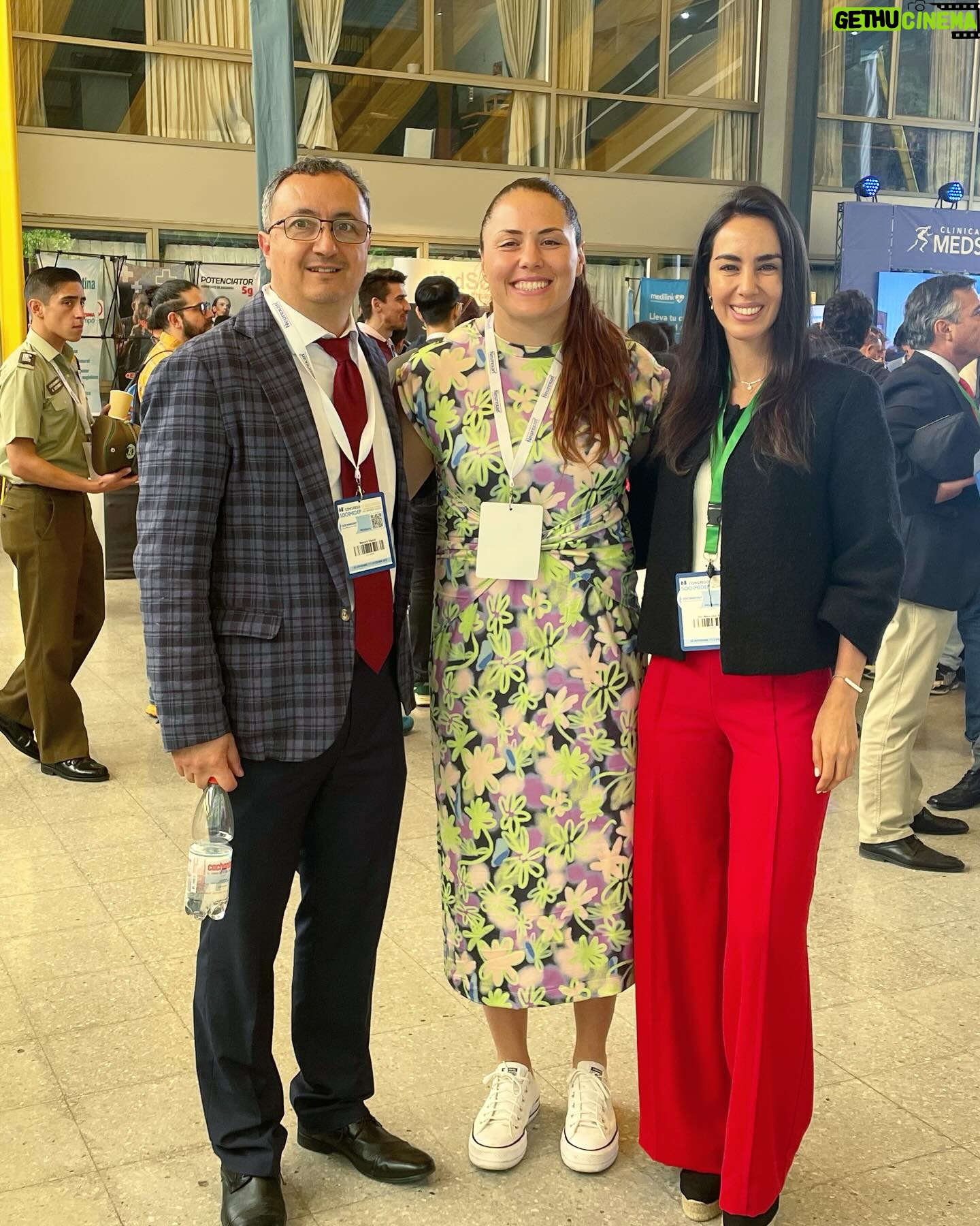 Natalia Ducó Instagram - Feliz de exponer la investigación “Salud Mental en Deportistas de Alto Rendimiento PRODDAR” en el 68° Congreso SOCHMEDEP y el XIV Congreso Sudamericano de Medicina del Deporte. Un tremendo honor y gran paso en mi carrera como Psicóloga. Gracias @sochmedep.oficial y @doctormarcelosajuria por la invitación. @vero_latuf @nonchita77 @psigomart @ugmistral