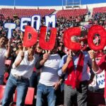 Natalia Ducó Instagram – GRACIAS CHILE! 🇨🇱❤️🙏🏼 
Soñé con este momento y trabajé con todo lo que pude para lograr estar acá. Vivir @santiago2023oficial como atleta y representar a Chile en mi tierra. VOLVER Y VOLVÍ.

Lo vivimos, lo intentamos, recorrí el camino, me puse a prueba. 
Se logró el objetivo? 
Depende. 
Deportivamente me quedo con los metros en el brazo, que ya saldrán en busca de la clasificación a @paris2024 ⚡️ 

Pero este corazón tiene heridas y cicatrices, que una vez que entre en ese estadio empezaron a doler. Tanto momentos y recuerdos. Tantas personas. Tantas dificultades y a la vez tanto amor. 

Hay que atreverse y soñar. Comprometerse y darse oportunidades. No conformarse y seguir en busca de la superación personal. Todo desde la vereda de la compasión, del respeto, de la empatía con el otro y con uno mismo.
El deporte me sigue enseñando tanto y yo humildemente sigo aprendiendo.

Hay mucho que sanar y otro poco más que aprender. Por eso seguimos soñando, seguimos creyendo, seguimos intentando!

Gracias a todas las personas que me han entregado tanto pero tanto cariño y amor. 

Y a mi equipo 
@vero_latuf 
@cardemilcarlos 
@javi_maya 
@bastigm90 
@biomedics.cl 
@clinicameds 

A mi familia porque el esfuerzo y el trabajo fue familiar, no personal. Sobre todo gracias a mi mamá. Con ella hasta el fin del mundo!
@beasoler9 
@cataduco 
@beaduco 
@duco_ibanez_luciano 
@franleon1 @isa_leon_soler @mgleonsoler 

A @fundacionteapoyamos por apoyarme con mi preparación.
 A @underarmour.cl por ser parte de familia desde siempre!

A mi queridos @pf_marca_oficial 

A @celachile 
Y a mi equipo @caritopop y @igna.it77 por el apañe estos días. 
Fueron mis mejores amigas del colegio, especial amor para ellas.
@mariannetiselj @lizzy.parrap @valewinkelmann @mangelesdelreal 

A mi Dulce que estaba en el cielo  y a la @a.nairobis que desde 🇺🇸 me acompañaba. A la @educatebruja @cesarantoniocampos @dieg0_nicolas @ccaceresb_ @francosmelli @ernestojump 

Son tantos que no puedo mencionarlos a todos. Pero a cada uno de ustedes gracias.