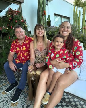 Natalia Ducó Instagram - 🎄 FELIZ NAVIDAD 🎄 a toda mi querida comunidad que día a día me acompañan!

Los mejores deseos para ustedes. ❤️