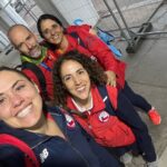 Natalia Ducó Instagram – GRACIAS CHILE! 🇨🇱❤️🙏🏼 
Soñé con este momento y trabajé con todo lo que pude para lograr estar acá. Vivir @santiago2023oficial como atleta y representar a Chile en mi tierra. VOLVER Y VOLVÍ.

Lo vivimos, lo intentamos, recorrí el camino, me puse a prueba. 
Se logró el objetivo? 
Depende. 
Deportivamente me quedo con los metros en el brazo, que ya saldrán en busca de la clasificación a @paris2024 ⚡️ 

Pero este corazón tiene heridas y cicatrices, que una vez que entre en ese estadio empezaron a doler. Tanto momentos y recuerdos. Tantas personas. Tantas dificultades y a la vez tanto amor. 

Hay que atreverse y soñar. Comprometerse y darse oportunidades. No conformarse y seguir en busca de la superación personal. Todo desde la vereda de la compasión, del respeto, de la empatía con el otro y con uno mismo.
El deporte me sigue enseñando tanto y yo humildemente sigo aprendiendo.

Hay mucho que sanar y otro poco más que aprender. Por eso seguimos soñando, seguimos creyendo, seguimos intentando!

Gracias a todas las personas que me han entregado tanto pero tanto cariño y amor. 

Y a mi equipo 
@vero_latuf 
@cardemilcarlos 
@javi_maya 
@bastigm90 
@biomedics.cl 
@clinicameds 

A mi familia porque el esfuerzo y el trabajo fue familiar, no personal. Sobre todo gracias a mi mamá. Con ella hasta el fin del mundo!
@beasoler9 
@cataduco 
@beaduco 
@duco_ibanez_luciano 
@franleon1 @isa_leon_soler @mgleonsoler 

A @fundacionteapoyamos por apoyarme con mi preparación.
 A @underarmour.cl por ser parte de familia desde siempre!

A mi queridos @pf_marca_oficial 

A @celachile 
Y a mi equipo @caritopop y @igna.it77 por el apañe estos días. 
Fueron mis mejores amigas del colegio, especial amor para ellas.
@mariannetiselj @lizzy.parrap @valewinkelmann @mangelesdelreal 

A mi Dulce que estaba en el cielo  y a la @a.nairobis que desde 🇺🇸 me acompañaba. A la @educatebruja @cesarantoniocampos @dieg0_nicolas @ccaceresb_ @francosmelli @ernestojump 

Son tantos que no puedo mencionarlos a todos. Pero a cada uno de ustedes gracias.