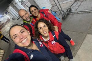 Natalia Ducó Instagram - GRACIAS CHILE! 🇨🇱❤️🙏🏼 
Soñé con este momento y trabajé con todo lo que pude para lograr estar acá. Vivir @santiago2023oficial como atleta y representar a Chile en mi tierra. VOLVER Y VOLVÍ.

Lo vivimos, lo intentamos, recorrí el camino, me puse a prueba. 
Se logró el objetivo? 
Depende. 
Deportivamente me quedo con los metros en el brazo, que ya saldrán en busca de la clasificación a @paris2024 ⚡️ 

Pero este corazón tiene heridas y cicatrices, que una vez que entre en ese estadio empezaron a doler. Tanto momentos y recuerdos. Tantas personas. Tantas dificultades y a la vez tanto amor. 

Hay que atreverse y soñar. Comprometerse y darse oportunidades. No conformarse y seguir en busca de la superación personal. Todo desde la vereda de la compasión, del respeto, de la empatía con el otro y con uno mismo.
El deporte me sigue enseñando tanto y yo humildemente sigo aprendiendo.

Hay mucho que sanar y otro poco más que aprender. Por eso seguimos soñando, seguimos creyendo, seguimos intentando!

Gracias a todas las personas que me han entregado tanto pero tanto cariño y amor. 

Y a mi equipo 
@vero_latuf 
@cardemilcarlos 
@javi_maya 
@bastigm90 
@biomedics.cl 
@clinicameds 

A mi familia porque el esfuerzo y el trabajo fue familiar, no personal. Sobre todo gracias a mi mamá. Con ella hasta el fin del mundo!
@beasoler9 
@cataduco 
@beaduco 
@duco_ibanez_luciano 
@franleon1 @isa_leon_soler @mgleonsoler 

A @fundacionteapoyamos por apoyarme con mi preparación.
 A @underarmour.cl por ser parte de familia desde siempre!

A mi queridos @pf_marca_oficial 

A @celachile 
Y a mi equipo @caritopop y @igna.it77 por el apañe estos días. 
Fueron mis mejores amigas del colegio, especial amor para ellas.
@mariannetiselj @lizzy.parrap @valewinkelmann @mangelesdelreal 

A mi Dulce que estaba en el cielo  y a la @a.nairobis que desde 🇺🇸 me acompañaba. A la @educatebruja @cesarantoniocampos @dieg0_nicolas @ccaceresb_ @francosmelli @ernestojump 

Son tantos que no puedo mencionarlos a todos. Pero a cada uno de ustedes gracias.