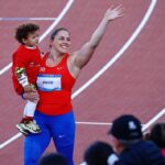 Natalia Ducó Instagram – GRACIAS CHILE! 🇨🇱❤️🙏🏼 
Soñé con este momento y trabajé con todo lo que pude para lograr estar acá. Vivir @santiago2023oficial como atleta y representar a Chile en mi tierra. VOLVER Y VOLVÍ.

Lo vivimos, lo intentamos, recorrí el camino, me puse a prueba. 
Se logró el objetivo? 
Depende. 
Deportivamente me quedo con los metros en el brazo, que ya saldrán en busca de la clasificación a @paris2024 ⚡️ 

Pero este corazón tiene heridas y cicatrices, que una vez que entre en ese estadio empezaron a doler. Tanto momentos y recuerdos. Tantas personas. Tantas dificultades y a la vez tanto amor. 

Hay que atreverse y soñar. Comprometerse y darse oportunidades. No conformarse y seguir en busca de la superación personal. Todo desde la vereda de la compasión, del respeto, de la empatía con el otro y con uno mismo.
El deporte me sigue enseñando tanto y yo humildemente sigo aprendiendo.

Hay mucho que sanar y otro poco más que aprender. Por eso seguimos soñando, seguimos creyendo, seguimos intentando!

Gracias a todas las personas que me han entregado tanto pero tanto cariño y amor. 

Y a mi equipo 
@vero_latuf 
@cardemilcarlos 
@javi_maya 
@bastigm90 
@biomedics.cl 
@clinicameds 

A mi familia porque el esfuerzo y el trabajo fue familiar, no personal. Sobre todo gracias a mi mamá. Con ella hasta el fin del mundo!
@beasoler9 
@cataduco 
@beaduco 
@duco_ibanez_luciano 
@franleon1 @isa_leon_soler @mgleonsoler 

A @fundacionteapoyamos por apoyarme con mi preparación.
 A @underarmour.cl por ser parte de familia desde siempre!

A mi queridos @pf_marca_oficial 

A @celachile 
Y a mi equipo @caritopop y @igna.it77 por el apañe estos días. 
Fueron mis mejores amigas del colegio, especial amor para ellas.
@mariannetiselj @lizzy.parrap @valewinkelmann @mangelesdelreal 

A mi Dulce que estaba en el cielo  y a la @a.nairobis que desde 🇺🇸 me acompañaba. A la @educatebruja @cesarantoniocampos @dieg0_nicolas @ccaceresb_ @francosmelli @ernestojump 

Son tantos que no puedo mencionarlos a todos. Pero a cada uno de ustedes gracias.