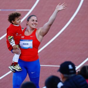 Natalia Ducó Instagram - GRACIAS CHILE! 🇨🇱❤️🙏🏼 
Soñé con este momento y trabajé con todo lo que pude para lograr estar acá. Vivir @santiago2023oficial como atleta y representar a Chile en mi tierra. VOLVER Y VOLVÍ.

Lo vivimos, lo intentamos, recorrí el camino, me puse a prueba. 
Se logró el objetivo? 
Depende. 
Deportivamente me quedo con los metros en el brazo, que ya saldrán en busca de la clasificación a @paris2024 ⚡️ 

Pero este corazón tiene heridas y cicatrices, que una vez que entre en ese estadio empezaron a doler. Tanto momentos y recuerdos. Tantas personas. Tantas dificultades y a la vez tanto amor. 

Hay que atreverse y soñar. Comprometerse y darse oportunidades. No conformarse y seguir en busca de la superación personal. Todo desde la vereda de la compasión, del respeto, de la empatía con el otro y con uno mismo.
El deporte me sigue enseñando tanto y yo humildemente sigo aprendiendo.

Hay mucho que sanar y otro poco más que aprender. Por eso seguimos soñando, seguimos creyendo, seguimos intentando!

Gracias a todas las personas que me han entregado tanto pero tanto cariño y amor. 

Y a mi equipo 
@vero_latuf 
@cardemilcarlos 
@javi_maya 
@bastigm90 
@biomedics.cl 
@clinicameds 

A mi familia porque el esfuerzo y el trabajo fue familiar, no personal. Sobre todo gracias a mi mamá. Con ella hasta el fin del mundo!
@beasoler9 
@cataduco 
@beaduco 
@duco_ibanez_luciano 
@franleon1 @isa_leon_soler @mgleonsoler 

A @fundacionteapoyamos por apoyarme con mi preparación.
 A @underarmour.cl por ser parte de familia desde siempre!

A mi queridos @pf_marca_oficial 

A @celachile 
Y a mi equipo @caritopop y @igna.it77 por el apañe estos días. 
Fueron mis mejores amigas del colegio, especial amor para ellas.
@mariannetiselj @lizzy.parrap @valewinkelmann @mangelesdelreal 

A mi Dulce que estaba en el cielo  y a la @a.nairobis que desde 🇺🇸 me acompañaba. A la @educatebruja @cesarantoniocampos @dieg0_nicolas @ccaceresb_ @francosmelli @ernestojump 

Son tantos que no puedo mencionarlos a todos. Pero a cada uno de ustedes gracias.