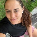 Natalia Ducó Instagram - Cuánto te demoras en tomar una decisión? Opción 1️⃣ TÓMALO Y COMPROMÉTETE Opción 2️⃣ DÉJALO IR Somos cómo el agua. No sean tú quien estanca tu energía. Permítete fluir y recorrer el camino. Ahí está la VIDA. Ahí está la energía, ahí está el crecimiento. #atrévete Aprendamos juntos. Leo sus comentarios acá 👇🏼👇🏼👇🏼 ⚡️🚀🧬📈🫶🏼🧠