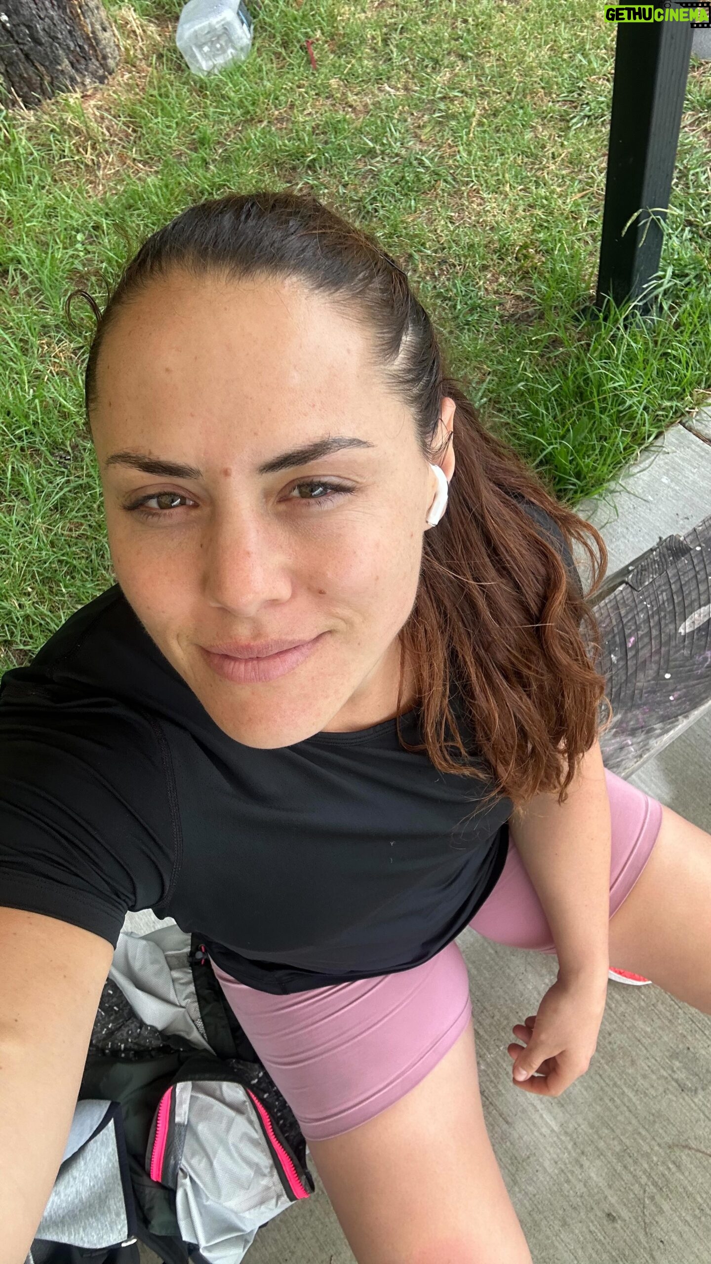 Natalia Ducó Instagram - Cuánto te demoras en tomar una decisión? Opción 1️⃣ TÓMALO Y COMPROMÉTETE Opción 2️⃣ DÉJALO IR Somos cómo el agua. No sean tú quien estanca tu energía. Permítete fluir y recorrer el camino. Ahí está la VIDA. Ahí está la energía, ahí está el crecimiento. #atrévete Aprendamos juntos. Leo sus comentarios acá 👇🏼👇🏼👇🏼 ⚡️🚀🧬📈🫶🏼🧠