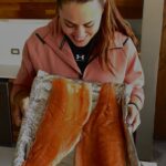 Natalia Ducó Instagram - HOY es el día de la Cocina Chilena 🇨🇱 y lo celebramos cocinando una receta con #salmónorgullodelsur ! Cada 15 de abril se celebra nuestra cocina 🧑‍🍳! En esta ocasión usaremos la proteína más consumida por los deportistas que participaron en los juegos panamericanos de Santiago 2023 @santiago2023oficial Qué mejor manera de celebrar la cocina chilena si no es usando la materia prima que nos entrega nuestro mar y nuestra tierra ? Sabían que CHILE es el segundo mayor exportador de salmón del mundo ? El salmón es bajo en calorías y contiene elevados niveles de ácidos grasos Omega 3 (DHA y EPA), Omega 6 y nutrientes, y es una buena fuente de proteínas saludables. También, posee altas concentraciones de vitaminas A, B6-B3, D y K, más minerales esenciales como el selenio, zinc, potasio, yodo y fósforo. Acá les dejo esta receta de un salmón al horno con sal y pimienta. Un puré rústico con papas con cáscara, mantequilla, leche, sal y aceite de oliva. Para rematar con un Pebre que tiene tomate 🍅 , cebolla 🧅, pimentón 🫑 de varios colores, ají verde, cilantro y el toque mágico que es la palta. Tuve tanto éxito con esta preparación que se lo comieron todo. Por lo tanto, con toda confianza lo pueden hacer en CASA porque será un éxito rotundo. Con mucho amor y cariños para ustedes de mi casa para su casa. ❤️❤️❤️Guatita llena corazón contento. A celebrar nuestra cocina con nuestros ingredientes estrellas. Feliz día de la cocina chilena les deseamos junto a @salmonchile y @salmondechile.cl