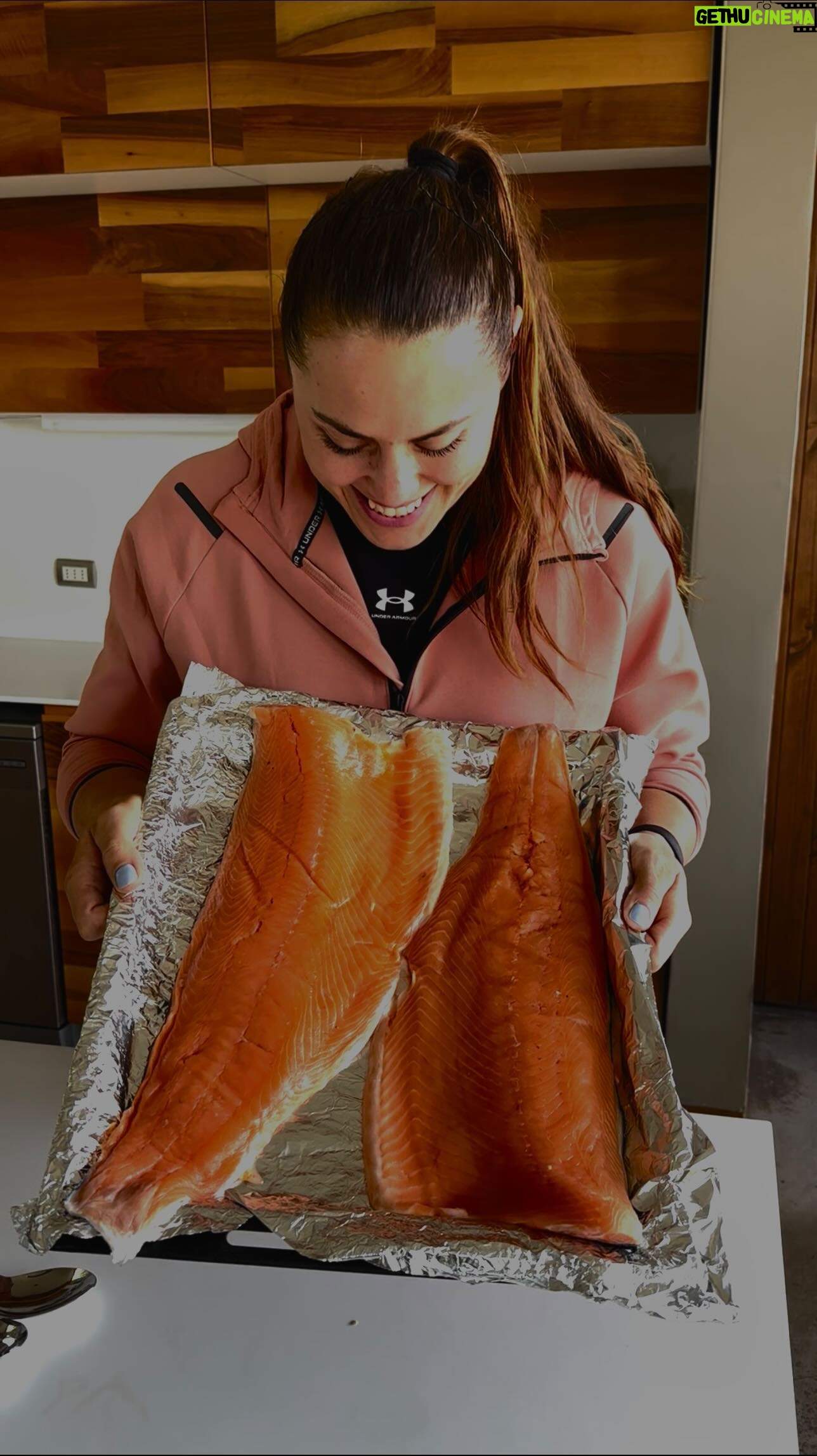 Natalia Ducó Instagram - HOY es el día de la Cocina Chilena 🇨🇱 y lo celebramos cocinando una receta con #salmónorgullodelsur ! Cada 15 de abril se celebra nuestra cocina 🧑🍳! En esta ocasión usaremos la proteína más consumida por los deportistas que participaron en los juegos panamericanos de Santiago 2023 @santiago2023oficial Qué mejor manera de celebrar la cocina chilena si no es usando la materia prima que nos entrega nuestro mar y nuestra tierra ? Sabían que CHILE es el segundo mayor exportador de salmón del mundo ? El salmón es bajo en calorías y contiene elevados niveles de ácidos grasos Omega 3 (DHA y EPA), Omega 6 y nutrientes, y es una buena fuente de proteínas saludables. También, posee altas concentraciones de vitaminas A, B6-B3, D y K, más minerales esenciales como el selenio, zinc, potasio, yodo y fósforo. Acá les dejo esta receta de un salmón al horno con sal y pimienta. Un puré rústico con papas con cáscara, mantequilla, leche, sal y aceite de oliva. Para rematar con un Pebre que tiene tomate 🍅 , cebolla 🧅, pimentón 🫑 de varios colores, ají verde, cilantro y el toque mágico que es la palta. Tuve tanto éxito con esta preparación que se lo comieron todo. Por lo tanto, con toda confianza lo pueden hacer en CASA porque será un éxito rotundo. Con mucho amor y cariños para ustedes de mi casa para su casa. ❤️❤️❤️Guatita llena corazón contento. A celebrar nuestra cocina con nuestros ingredientes estrellas. Feliz día de la cocina chilena les deseamos junto a @salmonchile y @salmondechile.cl