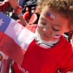 Natalia Ducó Instagram – GRACIAS CHILE! 🇨🇱❤️🙏🏼 
Soñé con este momento y trabajé con todo lo que pude para lograr estar acá. Vivir @santiago2023oficial como atleta y representar a Chile en mi tierra. VOLVER Y VOLVÍ.

Lo vivimos, lo intentamos, recorrí el camino, me puse a prueba. 
Se logró el objetivo? 
Depende. 
Deportivamente me quedo con los metros en el brazo, que ya saldrán en busca de la clasificación a @paris2024 ⚡️ 

Pero este corazón tiene heridas y cicatrices, que una vez que entre en ese estadio empezaron a doler. Tanto momentos y recuerdos. Tantas personas. Tantas dificultades y a la vez tanto amor. 

Hay que atreverse y soñar. Comprometerse y darse oportunidades. No conformarse y seguir en busca de la superación personal. Todo desde la vereda de la compasión, del respeto, de la empatía con el otro y con uno mismo.
El deporte me sigue enseñando tanto y yo humildemente sigo aprendiendo.

Hay mucho que sanar y otro poco más que aprender. Por eso seguimos soñando, seguimos creyendo, seguimos intentando!

Gracias a todas las personas que me han entregado tanto pero tanto cariño y amor. 

Y a mi equipo 
@vero_latuf 
@cardemilcarlos 
@javi_maya 
@bastigm90 
@biomedics.cl 
@clinicameds 

A mi familia porque el esfuerzo y el trabajo fue familiar, no personal. Sobre todo gracias a mi mamá. Con ella hasta el fin del mundo!
@beasoler9 
@cataduco 
@beaduco 
@duco_ibanez_luciano 
@franleon1 @isa_leon_soler @mgleonsoler 

A @fundacionteapoyamos por apoyarme con mi preparación.
 A @underarmour.cl por ser parte de familia desde siempre!

A mi queridos @pf_marca_oficial 

A @celachile 
Y a mi equipo @caritopop y @igna.it77 por el apañe estos días. 
Fueron mis mejores amigas del colegio, especial amor para ellas.
@mariannetiselj @lizzy.parrap @valewinkelmann @mangelesdelreal 

A mi Dulce que estaba en el cielo  y a la @a.nairobis que desde 🇺🇸 me acompañaba. A la @educatebruja @cesarantoniocampos @dieg0_nicolas @ccaceresb_ @francosmelli @ernestojump 

Son tantos que no puedo mencionarlos a todos. Pero a cada uno de ustedes gracias.