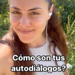 Natalia Ducó Instagram - Cómo son tus auto diálogos? Te has escuchado como te hablas cuando tienes una derrota? Cómo te tratas a ti misma? 3 CONSEJOS 1️⃣ Dedica tiempo cada día a repetir afirmaciones que reflejen tus fortalezas, logros y capacidades. 2️⃣ Elimina la autocrítica destructiva: Sé consciente de tu diálogo interno y evita la autocrítica excesiva y negativa. 3️⃣ Entrena la gratitud y el optimismo. Mantén un diario de gratitud donde escribas tres cosas por las que te sientas agradecido/a cada día. Tu cerebro 🧠 te escucha y cree lo que piensas sobre ti mismo. Tú decides, te optimizas o te auto boicoteas? “Eres tú con tu forma de hablarte cuando te caes, el que determina si te has caído en un bache o en una tumba” William James. Comparte este Reel A quien lo necesite! 🚀❤️🧬✔️⚡️