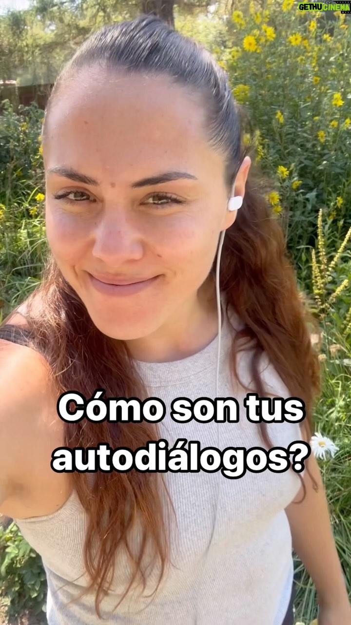 Natalia Ducó Instagram - Cómo son tus auto diálogos? Te has escuchado como te hablas cuando tienes una derrota? Cómo te tratas a ti misma? 3 CONSEJOS 1️⃣ Dedica tiempo cada día a repetir afirmaciones que reflejen tus fortalezas, logros y capacidades. 2️⃣ Elimina la autocrítica destructiva: Sé consciente de tu diálogo interno y evita la autocrítica excesiva y negativa. 3️⃣ Entrena la gratitud y el optimismo. Mantén un diario de gratitud donde escribas tres cosas por las que te sientas agradecido/a cada día. Tu cerebro 🧠 te escucha y cree lo que piensas sobre ti mismo. Tú decides, te optimizas o te auto boicoteas? “Eres tú con tu forma de hablarte cuando te caes, el que determina si te has caído en un bache o en una tumba” William James. Comparte este Reel A quien lo necesite! 🚀❤️🧬✔️⚡️