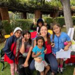 Natalia Ducó Instagram - Hoy pudimos compartir con niños y niñas de Villa Alemana, Quilpué y Viña del Mar en el Palacio Cerro Castillo, habilitado como Escuela Abierta, iniciativa del Ministerio de Educación, @mineducchile , Junji @junji_chileoficial y Ministerio del Deporte @mindepchile Los y las deportistas nos sumamos para apoyar el bienestar emocional de los niños y niñas que se han visto afectados por los incendios y se encuentran en albergues. Mientras sus padres y madres retiran escombros y realizan trámites, sus hijos/as se encuentran bien cuidados y con prácticas deportivas. Hoy devolvemos el cariño y el apoyo que nos entregan las familias en cada competición y que se vio reflejado en los Juegos Panamericanos Santiago 2023. Seguimos unidos por salir adelante ante esta catástrofe. Seguimos trabajando por un Chile mejor 🇨🇱