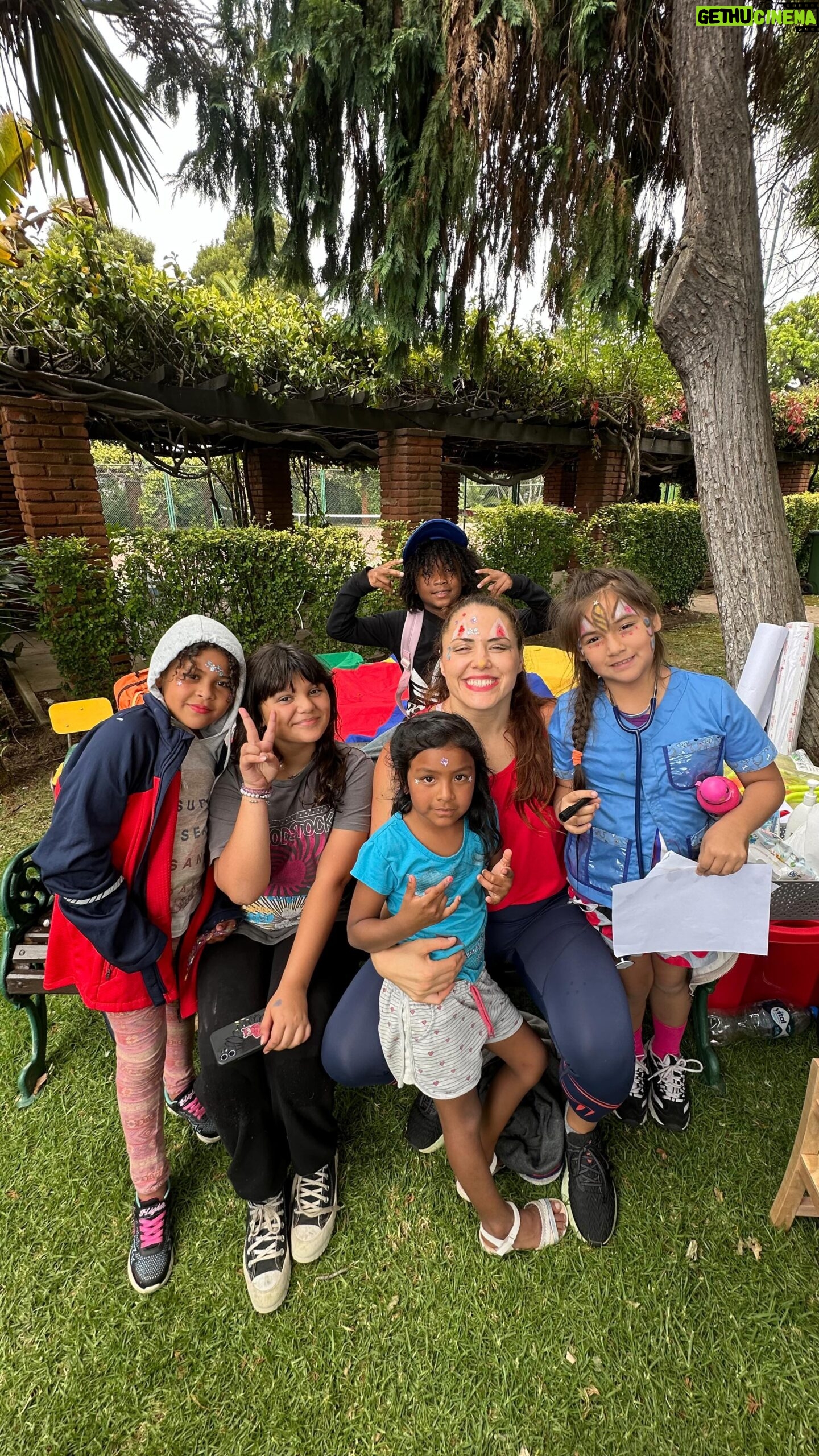 Natalia Ducó Instagram - Hoy pudimos compartir con niños y niñas de Villa Alemana, Quilpué y Viña del Mar en el Palacio Cerro Castillo, habilitado como Escuela Abierta, iniciativa del Ministerio de Educación, @mineducchile , Junji @junji_chileoficial y Ministerio del Deporte @mindepchile Los y las deportistas nos sumamos para apoyar el bienestar emocional de los niños y niñas que se han visto afectados por los incendios y se encuentran en albergues. Mientras sus padres y madres retiran escombros y realizan trámites, sus hijos/as se encuentran bien cuidados y con prácticas deportivas. Hoy devolvemos el cariño y el apoyo que nos entregan las familias en cada competición y que se vio reflejado en los Juegos Panamericanos Santiago 2023. Seguimos unidos por salir adelante ante esta catástrofe. Seguimos trabajando por un Chile mejor 🇨🇱