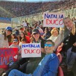 Natalia Ducó Instagram – GRACIAS CHILE! 🇨🇱❤️🙏🏼 
Soñé con este momento y trabajé con todo lo que pude para lograr estar acá. Vivir @santiago2023oficial como atleta y representar a Chile en mi tierra. VOLVER Y VOLVÍ.

Lo vivimos, lo intentamos, recorrí el camino, me puse a prueba. 
Se logró el objetivo? 
Depende. 
Deportivamente me quedo con los metros en el brazo, que ya saldrán en busca de la clasificación a @paris2024 ⚡️ 

Pero este corazón tiene heridas y cicatrices, que una vez que entre en ese estadio empezaron a doler. Tanto momentos y recuerdos. Tantas personas. Tantas dificultades y a la vez tanto amor. 

Hay que atreverse y soñar. Comprometerse y darse oportunidades. No conformarse y seguir en busca de la superación personal. Todo desde la vereda de la compasión, del respeto, de la empatía con el otro y con uno mismo.
El deporte me sigue enseñando tanto y yo humildemente sigo aprendiendo.

Hay mucho que sanar y otro poco más que aprender. Por eso seguimos soñando, seguimos creyendo, seguimos intentando!

Gracias a todas las personas que me han entregado tanto pero tanto cariño y amor. 

Y a mi equipo 
@vero_latuf 
@cardemilcarlos 
@javi_maya 
@bastigm90 
@biomedics.cl 
@clinicameds 

A mi familia porque el esfuerzo y el trabajo fue familiar, no personal. Sobre todo gracias a mi mamá. Con ella hasta el fin del mundo!
@beasoler9 
@cataduco 
@beaduco 
@duco_ibanez_luciano 
@franleon1 @isa_leon_soler @mgleonsoler 

A @fundacionteapoyamos por apoyarme con mi preparación.
 A @underarmour.cl por ser parte de familia desde siempre!

A mi queridos @pf_marca_oficial 

A @celachile 
Y a mi equipo @caritopop y @igna.it77 por el apañe estos días. 
Fueron mis mejores amigas del colegio, especial amor para ellas.
@mariannetiselj @lizzy.parrap @valewinkelmann @mangelesdelreal 

A mi Dulce que estaba en el cielo  y a la @a.nairobis que desde 🇺🇸 me acompañaba. A la @educatebruja @cesarantoniocampos @dieg0_nicolas @ccaceresb_ @francosmelli @ernestojump 

Son tantos que no puedo mencionarlos a todos. Pero a cada uno de ustedes gracias.