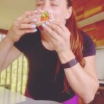 Natalia Ducó Instagram - Comenzando la semana con toda la energía! Un poco de gripe también, por eso partimos con un desayuno con una limonada caliente, miel y mucho jengibre! 🫚 🍯 🍋 Rematando con la proteína: Jamón de pierna acaramelado de @pf_marca_oficial (corte pluma) 🍖🥓🍗 Pan de centeno 🍞 Mantequilla 🧈 Tomate 🍅 Lechuga 🥬 Y 4 láminas de jamón #PFAlimentos 🤭 Vitaminas, mucha agua hidrogenada, sol ☀️ y amor, mucho amor propio. Cómo partieron esta semana? Cuáles son sus objetivos y metas? Los leo 👇🏼👇🏼👇🏼