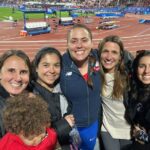 Natalia Ducó Instagram – GRACIAS CHILE! 🇨🇱❤️🙏🏼 
Soñé con este momento y trabajé con todo lo que pude para lograr estar acá. Vivir @santiago2023oficial como atleta y representar a Chile en mi tierra. VOLVER Y VOLVÍ.

Lo vivimos, lo intentamos, recorrí el camino, me puse a prueba. 
Se logró el objetivo? 
Depende. 
Deportivamente me quedo con los metros en el brazo, que ya saldrán en busca de la clasificación a @paris2024 ⚡️ 

Pero este corazón tiene heridas y cicatrices, que una vez que entre en ese estadio empezaron a doler. Tanto momentos y recuerdos. Tantas personas. Tantas dificultades y a la vez tanto amor. 

Hay que atreverse y soñar. Comprometerse y darse oportunidades. No conformarse y seguir en busca de la superación personal. Todo desde la vereda de la compasión, del respeto, de la empatía con el otro y con uno mismo.
El deporte me sigue enseñando tanto y yo humildemente sigo aprendiendo.

Hay mucho que sanar y otro poco más que aprender. Por eso seguimos soñando, seguimos creyendo, seguimos intentando!

Gracias a todas las personas que me han entregado tanto pero tanto cariño y amor. 

Y a mi equipo 
@vero_latuf 
@cardemilcarlos 
@javi_maya 
@bastigm90 
@biomedics.cl 
@clinicameds 

A mi familia porque el esfuerzo y el trabajo fue familiar, no personal. Sobre todo gracias a mi mamá. Con ella hasta el fin del mundo!
@beasoler9 
@cataduco 
@beaduco 
@duco_ibanez_luciano 
@franleon1 @isa_leon_soler @mgleonsoler 

A @fundacionteapoyamos por apoyarme con mi preparación.
 A @underarmour.cl por ser parte de familia desde siempre!

A mi queridos @pf_marca_oficial 

A @celachile 
Y a mi equipo @caritopop y @igna.it77 por el apañe estos días. 
Fueron mis mejores amigas del colegio, especial amor para ellas.
@mariannetiselj @lizzy.parrap @valewinkelmann @mangelesdelreal 

A mi Dulce que estaba en el cielo  y a la @a.nairobis que desde 🇺🇸 me acompañaba. A la @educatebruja @cesarantoniocampos @dieg0_nicolas @ccaceresb_ @francosmelli @ernestojump 

Son tantos que no puedo mencionarlos a todos. Pero a cada uno de ustedes gracias.