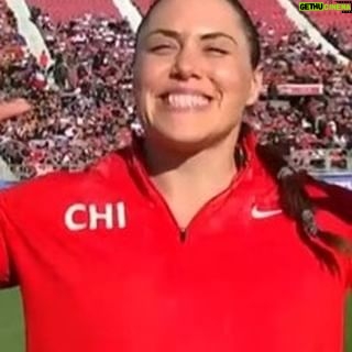Natalia Ducó Instagram - ¡Eres tremenda Natalia! 👏🏼🇨🇱 Nuestra comentarista y también representante nacional del Team Chile hizo su participación en los Juegos Panamericanos Santiago 2023. Pese a no lograr medalla dio la vuelta olímpica al estadio Nacional y recibió el cariño del público presente. @nataliaduco terminó en el séptimo lugar del lanzamiento de bala 💪🏽.