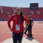 Natalia Ducó Instagram - RUTA PANAMERICANA 🚌 🇨🇱⚡️ parte 2️⃣ con los buses 100% eléctricos de @enelx_chile y #Signify el proyecto de iluminación 💡 del estadio 🏟️ Nacional! Llegamos al estadio Nacional y nos encontramos con Karla Zapata, Gerente de @enelx_chile nos comenta sobre el proyecto líder en energía e iluminación deportiva a nivel global en el Estadio Nacional ♻️✅🌱💚. También nos acompaña el Israel Castro @israelcaslopez , director Nacional del Instituto Nacional del Deporte @indchile que nos comenta con mucha alegría el gran resultado de esta alianza público privada para tener recintos con iluminación con los estándares más altos a nivel mundial. DATOS IMPORTANTES ⚡️ 224 proyectores LED de última generación ⚡️ 4 torres del principal recinto deportivo del país ⚡️ 12 proyectores ubicados bajo la marquesina ⚡️ Cuentan con un sistema de control remoto individual para cada luminaria ⚡️ alcanzan niveles de eficiencia energética únicos ⚡️ Cuentan con estándar FIFA ⚡️ La nueva tecnología permitirá activar espectáculos de luz LED sincronizando audio y video ATENTOS ‼️ Que seguiremos mostrando todo sobre la energía ⚡️ que se vive en @santiago2023oficial #NuestroPuntoDeEncuentro #ElPulsoDeLosPanamericanos #JuegosPanamericanos #TeamChile #EnelX #Signify #DeporteSostenible #EficienciaEnergética