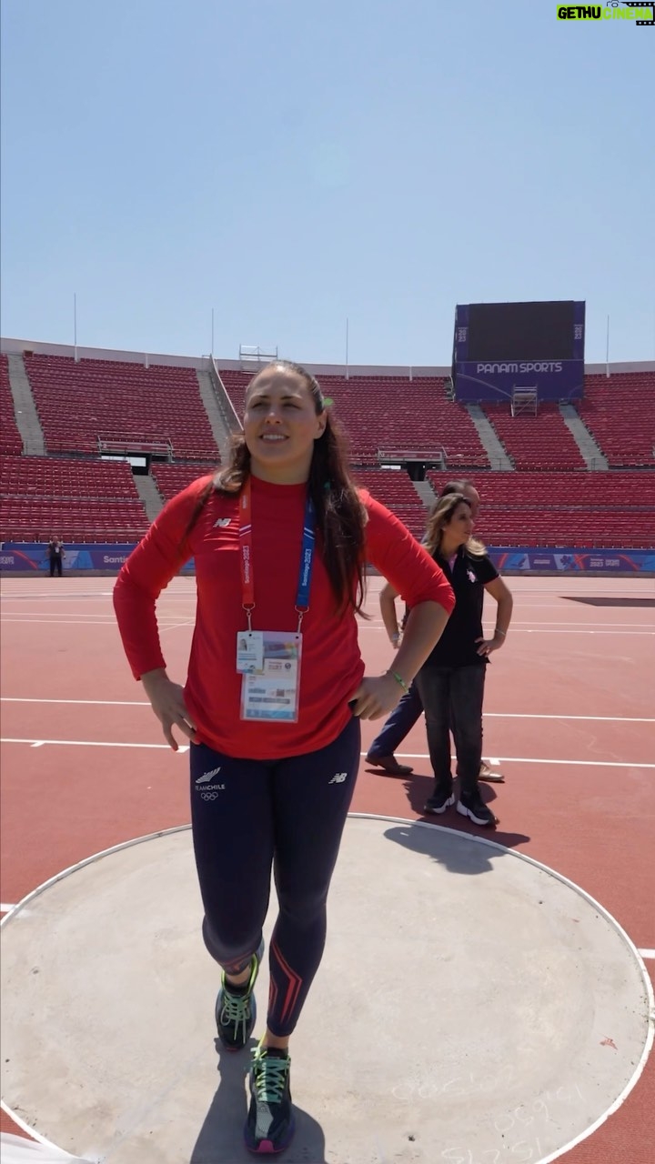 Natalia Ducó Instagram - RUTA PANAMERICANA 🚌 🇨🇱⚡️ parte 2️⃣ con los buses 100% eléctricos de @enelx_chile y #Signify el proyecto de iluminación 💡 del estadio 🏟️ Nacional! Llegamos al estadio Nacional y nos encontramos con Karla Zapata, Gerente de @enelx_chile nos comenta sobre el proyecto líder en energía e iluminación deportiva a nivel global en el Estadio Nacional ♻️✅🌱💚. También nos acompaña el Israel Castro @israelcaslopez , director Nacional del Instituto Nacional del Deporte @indchile que nos comenta con mucha alegría el gran resultado de esta alianza público privada para tener recintos con iluminación con los estándares más altos a nivel mundial. DATOS IMPORTANTES ⚡️ 224 proyectores LED de última generación ⚡️ 4 torres del principal recinto deportivo del país ⚡️ 12 proyectores ubicados bajo la marquesina ⚡️ Cuentan con un sistema de control remoto individual para cada luminaria ⚡️ alcanzan niveles de eficiencia energética únicos ⚡️ Cuentan con estándar FIFA ⚡️ La nueva tecnología permitirá activar espectáculos de luz LED sincronizando audio y video ATENTOS ‼️ Que seguiremos mostrando todo sobre la energía ⚡️ que se vive en @santiago2023oficial #NuestroPuntoDeEncuentro #ElPulsoDeLosPanamericanos #JuegosPanamericanos #TeamChile #EnelX #Signify #DeporteSostenible #EficienciaEnergética