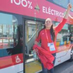 Natalia Ducó Instagram - RUTA PANAMERICANA con los buses 100% eléctricos de @enelx_chile Partimos en el Electroterminal Las Araucarias de Metbus para recorrer toda la ruta con destino final estadio Nacional. DATOS IMPORTANTES ⚡️10 buses se suman a la Red de Transporte Público de Santiago ⚡️Mejor experiencia de viaje y calidad de vida para las personas. ⚡️Enel X ha aportado 2.000 buses eléctricos, 20 electroterminales e infraestructura de carga ⚡️ La energía es 100% renovable gracias a Enel. Compartimos con los usuarios y la conductora nos explicó y nos presentó el Super bus de dos pisos que es realmente espectacular, de primer nivel y un lujo para todos nosotros. Regalamos poleras del 🇨🇱 Team Chile 🇨🇱 hasta hicimos un C H I !!!!!! La energía de los juegos se vive en cada rincón de la ciudad! Finalmente Karla Zapata, Gerente de Enel X nos comenta el orgullo de aportar y trabajar hacia un transporte eficiente y sustentable para todos ♻️✅🌱💚. Tremenda mujer LIDER que aporta para dejar un mundo mejor para nuestros hijos. INFORMACIÓN Dónde comienza la ruta? El 520 comienza en Pajaritos y termina en el Estadio Nacional. A grandes rasgos, cumple con esta ruta: Intermodal Pajaritos Alameda (parando en los terminales de buses y la Estación Central) Vicuña Mackenna Irarrázaval Grecia (hasta el Estadio Nacional) Qué frecuencia tiene? Tienen una frecuencia de cinco buses por hora y su horario de funcionamiento estará coordinado con los itinerarios de operación del Metro de Santiago. Estará disponible hasta que terminen los Juegos Panamericanos, el próximo 26 de noviembre. ATENTOS ‼️ que se viene la segunda parte de la ruta panamericana!!!!! #NuestroPuntoDeEncuentro #ElPulsoDeLosPanamericanos #JuegosPanamericanos #TeamChile #EnelX #Signify #DeporteSostenible #EficienciaEnergética