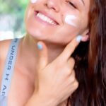 Natalia Ducó Instagram - Más información sobre mi producto favorito de @larocheposay 💙💙💙💙💙💙💙💙💙 CICAPLAST BAUME B5 INGREDIENTES CLAVE de #CicaplastBaumeB5 💙ANALICEMOS EL INTERIOR: MADECASSOSIDE, EL MEJOR INGREDIENTE PARA LA PIEL FRAGILIZADA Un extracto extraordinario de la hierba reparadora Centella Asiática, el madecassoside es una sustancia calmante que favorece la renovación epidérmica. PANTENOL El pantenol, también conocido como vitamina B5, es un principio activo reconocido por sus beneficios calmantes y reparadores*. *repara la barrera cutánea Además de sus 21 usos ahora estoy usándola como mascarilla nocturna. Es una crema espesa, pero en alguno casos puede usarse a modo de tratamiento facial reparador. Cuando noto que mi piel demanda un cuidado extra, me la aplico por la noche para rehidratar la piel y repararla. Buen dato con info de respaldo! 💙💙💙 #LPRChile #SkinCare #mascarillanocturna
