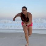 Natalia Ducó Instagram - Rutina de 3 EJERCICIOS de PIERNAS 🦵🏼y GLÚTEOS 🍑 junto a @quakerchile Empujándolos al cambio de estilo de vida. Les traigo una nueva rutina con el mejor SPOT Copacabana, 🇧🇷! Piernas y glúteos son la base para construir la fortaleza y la estabilidad del cuerpo y también de nuestra energía biológica! Démosle amor a estos grupos musculares y activémoslo! No necesitan implementos, solo fuerza de VOLUNTAD! Idealmente hagan series de entre 6 a 12 repeticiones por ejercicios. SIEMPRE SIN DOLOR. Si duele NO LO HAGAS! Y siempre de MENOS A MÁS! Lo que importa es construir el hábito y algo es más que nada. Que estás esperando para hacer un cambio en tu vida? La actividad física y el movimiento es VIDA. Invierte en tu bienestar y muévete! Con mucho amor para ustedes! Siempre junto a @quakerchile