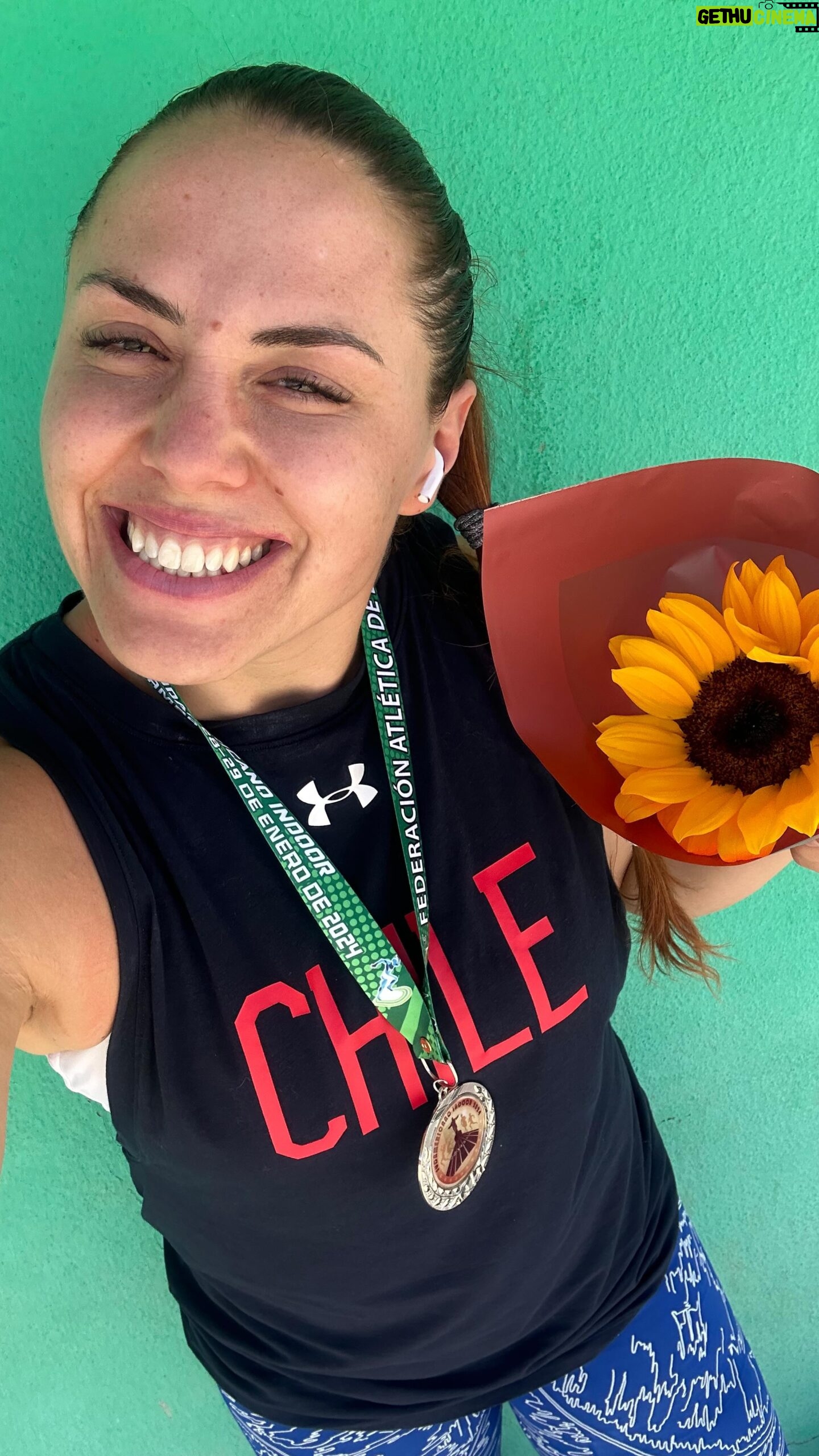 Natalia Ducó Instagram - 🥈 SUDAMERICANO INDOOR 2024 🇨🇱 Se logró el objetivo de la medalla y de sumar puntos para la clasificación Olímpica a @paris2024 Lance 16,63m , más de lo que lance en los JJPP de Santiago! Esta es una competencia de categoría A, y el@segundo lugar me da 120 puntos! Felicitaciones a @ivanagallardoc por su medalla de oro y récord! SEGUIMOS! 📈🧠🚀💫 @underarmour.cl @fundacionteapoyamos @clinicameds 🇨🇱 @teamchile_coch @indchile @mindepchile @atleticachilena