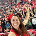 Natalia Ducó Instagram - GRACIAS @santiago2023oficial por tanto! Gracias Chile por vivir la pasión por el deporte! Gracias mamás por el apoyo, la empatía y la comprensión. Somos todas y estamos juntas en la crianza de nuestros niños! Viví estos juegos con muchos roles. Cómo parte del @teamchile_coch pero también como comentarista deportiva de @canal13cl en @deportes13cl ! Mucho aprendizaje, tremendo equipo y mucho apoyo! Feliz de poder aportar un granito de arena al deporte de muchas veredas! Y a mis compañeros, 79 medallas de orgullo 🥇🥈🥉 pero son más de 600 historias de superación y entrega de una vida por es deporte. A todos, felicitaciones! Foto 1 @jaimesalazarfotos 🫰🏼❤️