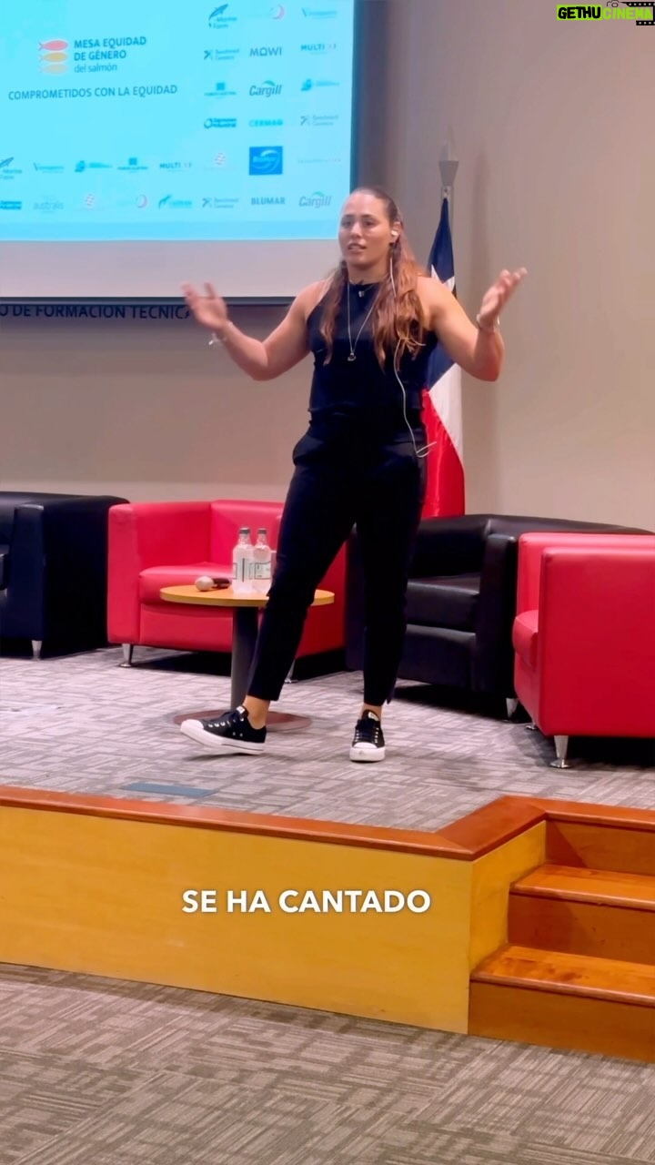 Natalia Ducó Instagram - Gracias @salmonchile por tan linda invitación al 2do encuentro por la EQUIDAD y poder realizar una charla sobre CONCILIACIÓN DE LA VIDA FAMILIAR, LABORAL Y PERSONAL. Seguimos aportando para hacer cambios, empujar al sistema y crecer como país. @salmonchile