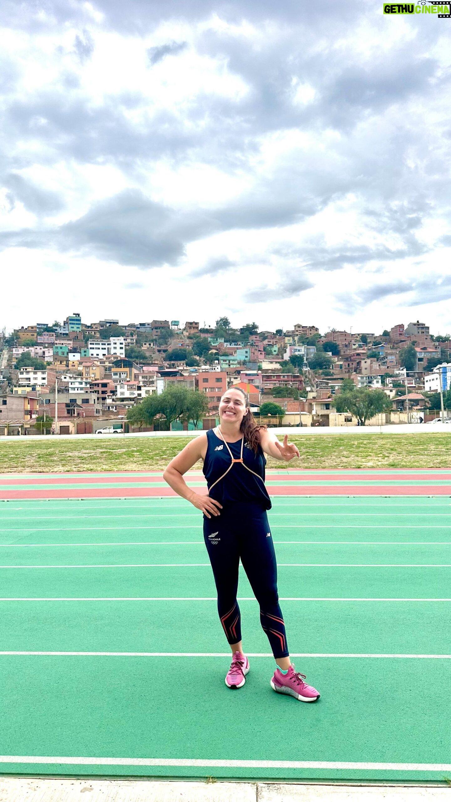 Natalia Ducó Instagram - Mañana 11:40am de 🇨🇱 / 10:40am de 🇧🇴 compito en el 3er SUDAMERICANO INDOOR en Cochabamba, Bolivia. Competencia importante para juntar puntos para la clasificación olímpica a @paris2024 🇫🇷 Vamos con todo! 💫🧠🚀🙏🏼❤️📈☄️ @underarmour.cl @atleticachilena @teamchile_coch @fundacionteapoyamos