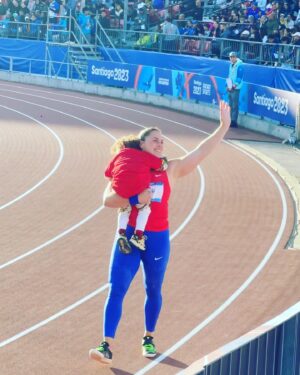 Natalia Ducó Instagram - GRACIAS @santiago2023oficial por tanto! 

Gracias Chile por vivir la pasión por el deporte! 

Gracias mamás por el apoyo, la empatía y la comprensión. Somos todas y estamos juntas en la crianza de nuestros niños!

Viví estos juegos con muchos roles. Cómo parte del @teamchile_coch pero también como comentarista deportiva de @canal13cl en @deportes13cl ! Mucho aprendizaje, tremendo equipo y mucho apoyo! Feliz de poder aportar un granito de arena al deporte de muchas veredas! 

Y a mis compañeros, 79 medallas de orgullo 🥇🥈🥉 pero son más de 600 historias de superación y entrega de una vida por es deporte. A todos, felicitaciones!

Foto 1 @jaimesalazarfotos 🫰🏼❤️