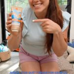 Natalia Ducó Instagram - Comenzó la temporada de piscina, agua, playa, vacaciones o cualquier actividad al aire libre con los niños! Por eso el MEJOR DATO que les puedo dar es el protector solar Anthelios Dermopediatrics Wetskin FPS50 250 ml para niños de @larocheposay 💙💦 Mis razones son: 1. Alta protección contra los rayos UVA y UVB, evitando así el daño solar en la piel de los niños. 2. Resistente al agua, 💦 lo que lo hace ideal para su uso en la playa, la piscina o cualquier actividad acuática. 3. Textura ligera y de rápida absorción facilita su aplicación y no deja sensación pegajosa en la piel de los niños. 4. Hipoalergénico y apto para pieles sensibles de los niños. A disfrutar del sol del verano y de nuestros hermosos niños protegiendo el órgano más grande que tenemos. La piel. Y algo que tenemos que recordar como madre y padres es dar el ejemplo usando protección solar uno mismo para así crear un hábito de cuidado de la piel en nuestros niños . #LRPChile