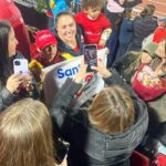 Natalia Ducó Instagram – GRACIAS @santiago2023oficial por tanto! 

Gracias Chile por vivir la pasión por el deporte! 

Gracias mamás por el apoyo, la empatía y la comprensión. Somos todas y estamos juntas en la crianza de nuestros niños!

Viví estos juegos con muchos roles. Cómo parte del @teamchile_coch pero también como comentarista deportiva de @canal13cl en @deportes13cl ! Mucho aprendizaje, tremendo equipo y mucho apoyo! Feliz de poder aportar un granito de arena al deporte de muchas veredas! 

Y a mis compañeros, 79 medallas de orgullo 🥇🥈🥉 pero son más de 600 historias de superación y entrega de una vida por es deporte. A todos, felicitaciones!

Foto 1 @jaimesalazarfotos 🫰🏼❤️