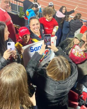 Natalia Ducó Instagram - GRACIAS @santiago2023oficial por tanto! 

Gracias Chile por vivir la pasión por el deporte! 

Gracias mamás por el apoyo, la empatía y la comprensión. Somos todas y estamos juntas en la crianza de nuestros niños!

Viví estos juegos con muchos roles. Cómo parte del @teamchile_coch pero también como comentarista deportiva de @canal13cl en @deportes13cl ! Mucho aprendizaje, tremendo equipo y mucho apoyo! Feliz de poder aportar un granito de arena al deporte de muchas veredas! 

Y a mis compañeros, 79 medallas de orgullo 🥇🥈🥉 pero son más de 600 historias de superación y entrega de una vida por es deporte. A todos, felicitaciones!

Foto 1 @jaimesalazarfotos 🫰🏼❤️