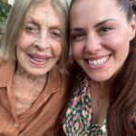 Natalia Ducó Instagram - 90 años de mi abuela Betty 🤍💫 Les comparto un momento íntimo de mi familia. La matriarca cumplió 90 años! Amarla es poco! Gracias @floresdeocoa por esos hermosos ramos que juntos le diseñamos para esta celebración! Estaba feliz!