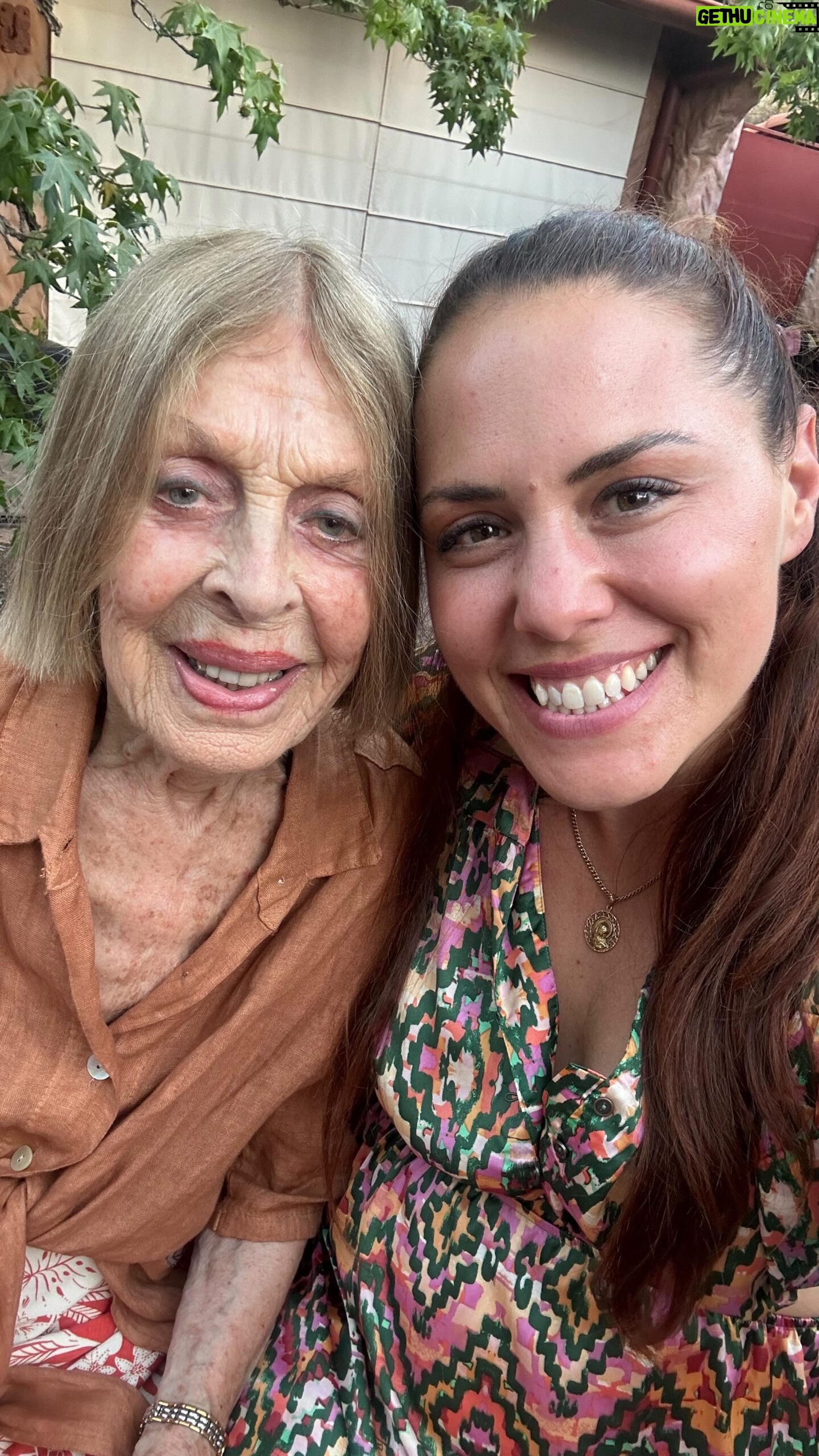 Natalia Ducó Instagram - 90 años de mi abuela Betty 🤍💫 Les comparto un momento íntimo de mi familia. La matriarca cumplió 90 años! Amarla es poco! Gracias @floresdeocoa por esos hermosos ramos que juntos le diseñamos para esta celebración! Estaba feliz!