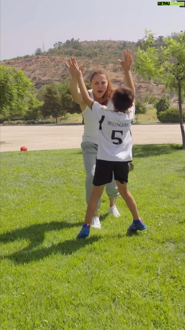 Natalia Ducó Instagram - Fuimos a un parque a desafiar a los niños y a regalarles las nuevas zapatillas de baby fútbol de la colección C74 de @collokychile ❤️⚡️ A los niños les encantaron. Son súper cómodas, hay de muchísimos colores, con o sin toperoles, para fútbol y baby fútbol y a un muy buen precio. Incentivemos la práctica deportiva en los niños. Es el mejor legado que les podemos entregar. Incluir el deporte en su rutina y estilo de vida. #colloky #OneYearOfQuality
