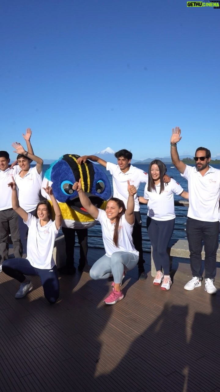 Natalia Ducó Instagram - Lanzamiento TEAM SALMÓN x @salmonchile 🧡 Orgullosa del tremendo equipo que hace meses hemos trabajado en este proyecto. Seis deportistas serán los primeros integrantes de este equipo. TEAM SALMÓN 2024⚡️ Enrique Villalón @enriquevillalonr KARATE Claudia Gallardo @clau.rayen TAEKWONDO Amanda Cerna @amandacernag PARAATLETISMO Geral Soto @geralsoto_eldredge CANOA SLALOM Diego Bustamante @iam.diegobustamante ATLETISMO María Ignacia Jaña @nachajoy ESGRIMA Un programa que apuesta por la persona deportista, por el cuidado de su integridad personal y por el acompañamiento al logro de las metas de cada uno. Apostamos por la descentralización de los recursos. Apuntando al sur más austral de nuestro país. Para llegar a aquellos deportistas que tiene menos posibilidades de apoyo. Creemos que el deporte necesita del apoyo tanto público como privado. Y @salmonchile se la está jugando por el deporte. VAMOS CON TODO! Se vienen cositas! #TeamSalmon