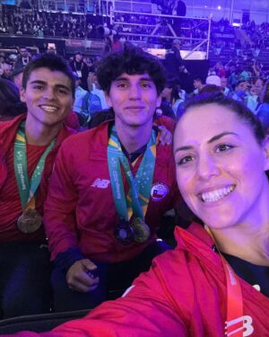 Natalia Ducó Instagram - GRACIAS @santiago2023oficial por tanto! 

Gracias Chile por vivir la pasión por el deporte! 

Gracias mamás por el apoyo, la empatía y la comprensión. Somos todas y estamos juntas en la crianza de nuestros niños!

Viví estos juegos con muchos roles. Cómo parte del @teamchile_coch pero también como comentarista deportiva de @canal13cl en @deportes13cl ! Mucho aprendizaje, tremendo equipo y mucho apoyo! Feliz de poder aportar un granito de arena al deporte de muchas veredas! 

Y a mis compañeros, 79 medallas de orgullo 🥇🥈🥉 pero son más de 600 historias de superación y entrega de una vida por es deporte. A todos, felicitaciones!

Foto 1 @jaimesalazarfotos 🫰🏼❤️