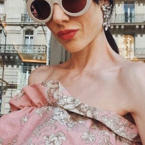Natalia Ferviú Instagram - Creo en el poder de la visualización. No porque lo que deseamos vaya a cumplirse por arte de magia, sino porque la energía que generamos nos pone en marcha para conseguirlo. Así que, por las veces que soñé esto, aunque ya os aviso que me quedé corta, y por lo mucho que he trabajado para hacerlo realidad: ¡que me quiten lo bailao! 🪡 Desfile de Alta Costura de día y presentación de Good Fortune, el nuevo perfume de @viktorandrolf_fragrances de noche, con FKA Twigs en una Kiki Ball! 👌🏾. No se puede molar más ❣ #ManifestYourGoodFortune #ad