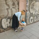 Natalia Ferviú Instagram - Todxs tenemos una tía molona, y poco se habla de ellas ¡con lo importantes que son! Etiqueta a la tuya, mándale un corazoncito o directamente dile lo mucho que la quieres, que fijo le hará ilusión. 💞 @azahara.ferviu TQM.