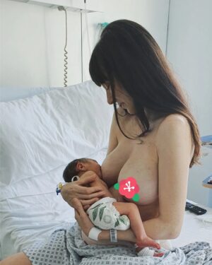 Natalia Ferviú Instagram - 🎉 El jueves Marcelo cumplió 1 año. Y entre que no me da la vida, y que encima una tiene que perder el tiempo descargándose una app para conseguir una pegatina que le censure el pezón, no he podido compartir esta galería hasta ahora 🥴.
La foto que abre es de cuando me subió la leche y Marcelo por fin enganchó. ¡Qué cosa loca! Al principio me costó, y estuve a punto de dejarlo. Pero de repente, de un día para otro, todo se alineó gracias a los tutoriales de YouTube, la info que comparte @comadronaenlaola y la pomada que me recetó la mejor gine del mundo mundial @msolmg . Si algo he aprendido es que no hay que normalizar el dolor en la lactancia, si duele algo falla. 
Otro aprendizaje que me llevo es que una cesárea no es un fracaso. Eso, y que no debes confiar en que con esta práctica tu vagina o tu suelo pélvico vuelvan a ser los de siempre tras el parto. Yo en concreto sufrí una hipertonía vaginal, y no entendía nada. Menos mal que llegó @lucigmz5 para poner un poco de orden en mi vida, y en mi chichi claro! 😂
Y ya que estoy con los agradecimientos, el más grande, para mi compañero de aventuras @carlos.pereiro , que también ha estado de cumple. Mira que San Juan ha sido siempre una fecha mágica para mí. Pero lo que nunca imaginé cuando quemaba papelitos con deseos, o al saltar hogueras, es que desde hace un año ésta sería la noche que separa el cumpleaños de las dos personas con las que he aprendido a amar como no lo había hecho antes. 👉❤👈👶🏼👨🏻‍🦲 Os quiero TODO.
