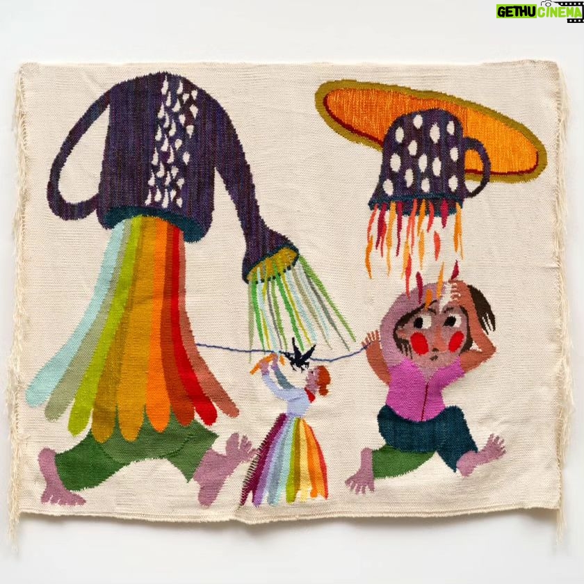 Natalia Ferviú Instagram - Hace años compartí piso con una tía fantástica, @mchollander, una artista estadounidense enamorada hasta las trancas de España. Además de piso, compartimos otras muchas cosas: música, amigxs, e incluso nos quedamos embarazadas a la vez. Siempre creímos que nuestra amistad era algo cósmica 💫. Hoy he recibido un email suyo contándome que a su hijo Max le han diagnosticado Selenon, una enfermedad genética ultra rara relacionada con la miopatia muscular. Me he quedado hecha mierda, para qué os voy a engañar. Y al mismo tiempo, he sentido una vez más admiración infinita por mi amiga. Su correo, lejos de ser una concatenación de quejas y lamentos de sobra justificados, es un rayo de luz, como ella. Me ha contado que junto a su chico, ha creado la fundación Giving Strength — www.givingstrengthinc.org — y organizado una exposición en la @parker.gallery llamada Wishing Well. Aquí os dejo alguna de las obras que podéis encontrar. Los beneficios de ambos proyectos irán destinados en su totalidad a la investigación. Actualmente esta enfermedad neuromuscular degenerativa no tiene cura ni tratamiento. Existen las herramientas científicas para ello, pero no los recursos. Debido a su rareza — 1persona en 2.000.000 — el apoyo a la investigación tiene que ser impulsado por padres, familias y seres queridos. Y aquí es cuando os pido ayuda, ya sea con algún donativo, por poco que sea, o simplemente compartiendo esta información. Porque, como dice Madeline, colectivamente podemos tener un impacto significativo para avanzar en la cura y cambiar la vida de todas las familias afectadas. Muchísimas gracias 🤲❤️ Créditos: 1. Becky Kolsrud ~ ALLEGORICAL NUDE (RAINBOW), 2018 2. Ben Wolf Noam ~ MUSHROOM DOME 1, 2023 3. Annabeth Marks ~ FRAGMENT, 2022 4. Christina Forrer ~ EIN TRAUM DER KOMMT AUS DER NATUR! (STEW), 2023 5. Evan Holloway ~ PURPLE HEAD WITH LIGHT BULB, 2022 6. Ruby Neri ~ UNTITLED (STUDY FOR SCULPTURE), 2023 7. Taboo! ~ RANUNCULUS, 2016 8. Lukas Geronimas ~ PUNCTATORE, 2023 9. Polly Apfelbaum ~ LOVER'S LEAP 13, 2006 10. Hadi Falapishi ~ MOUSEHOLE #3, 2023